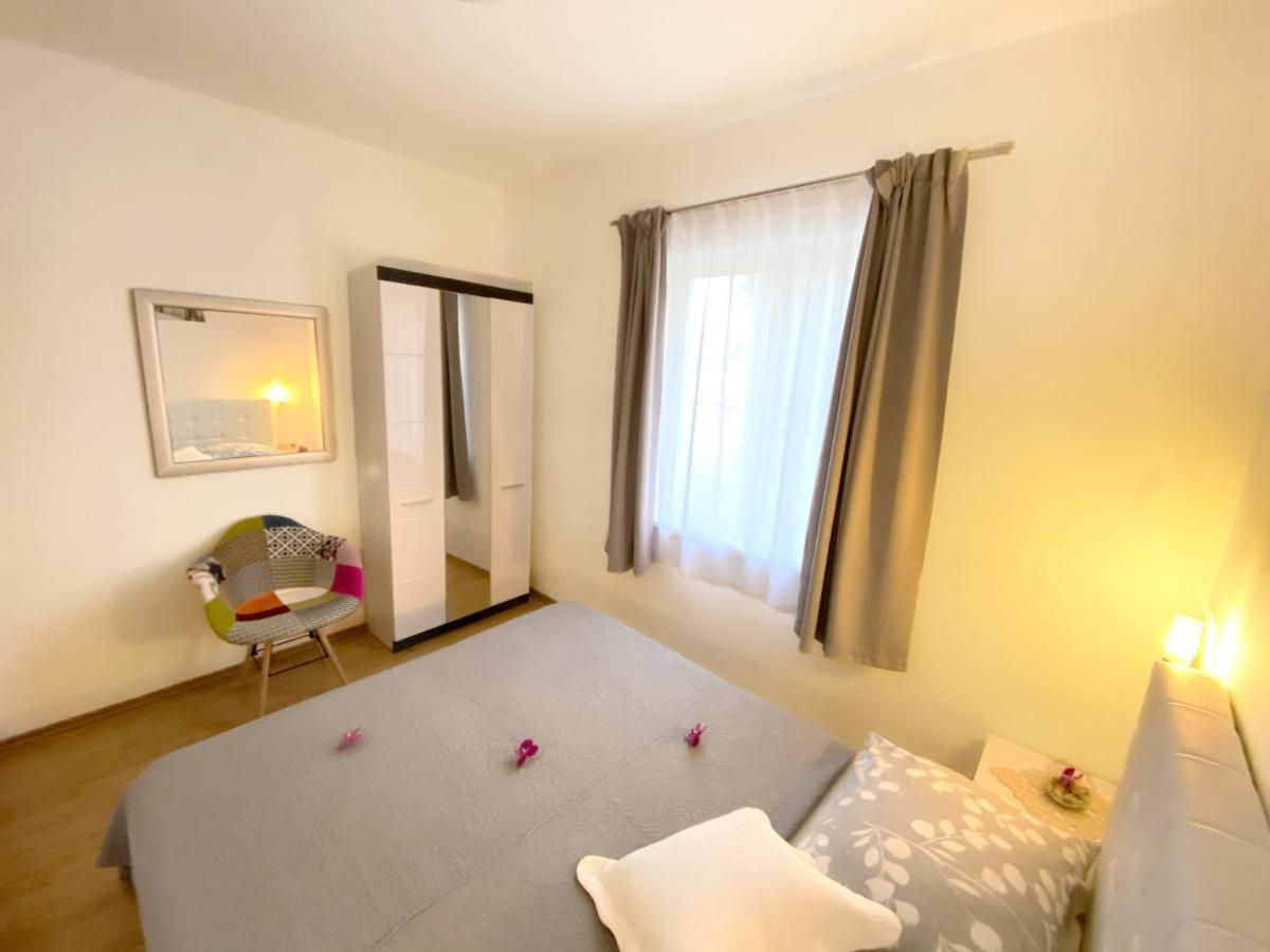Apartments Saric Biograd Na Moru Exterior foto